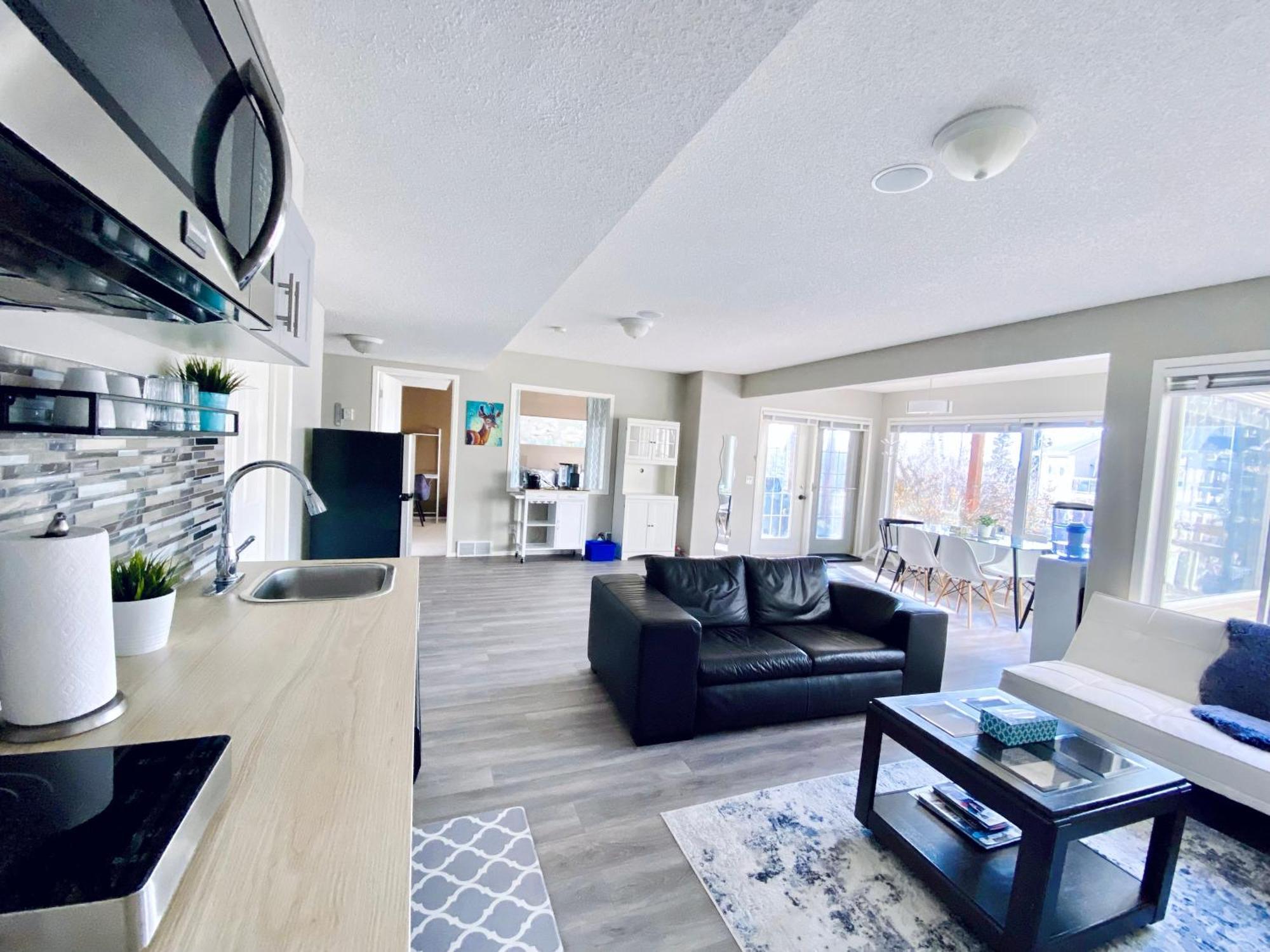 Private, Spacious, & Bright Maison d'hôtes Calgary